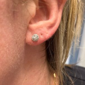 XIV Karats white gold studs